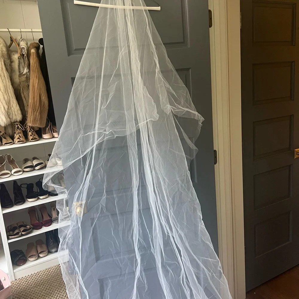 Cathedral length Augusta Jones plain white wedding veil - Picture 4 of 9